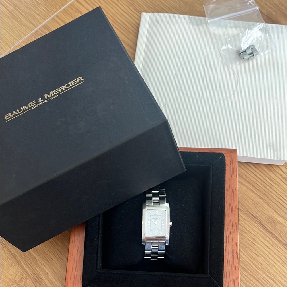 Elegant Silver Watch with Classic Design